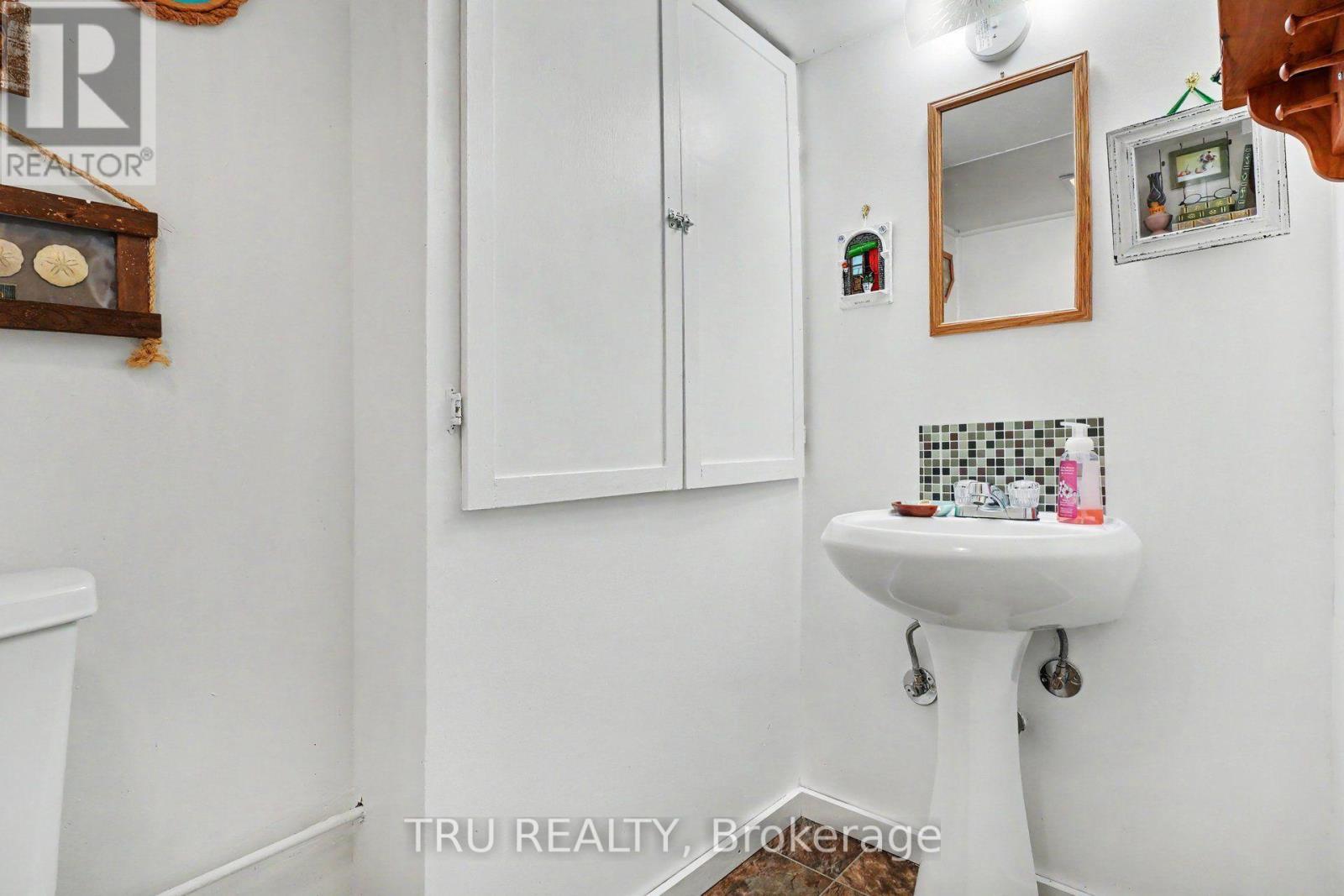 Lower level 2 piece bath - 1908 Saunderson Drive, Ottawa, ON -