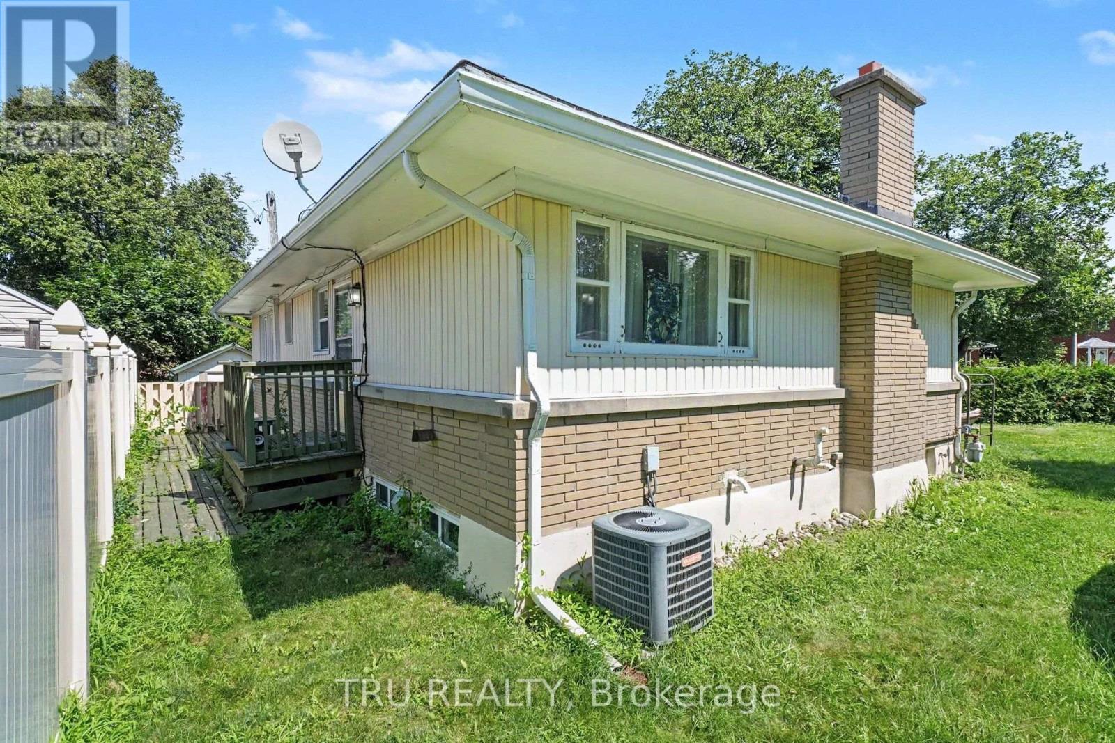1908 Saunderson Drive, Ottawa, ON - Outdoor