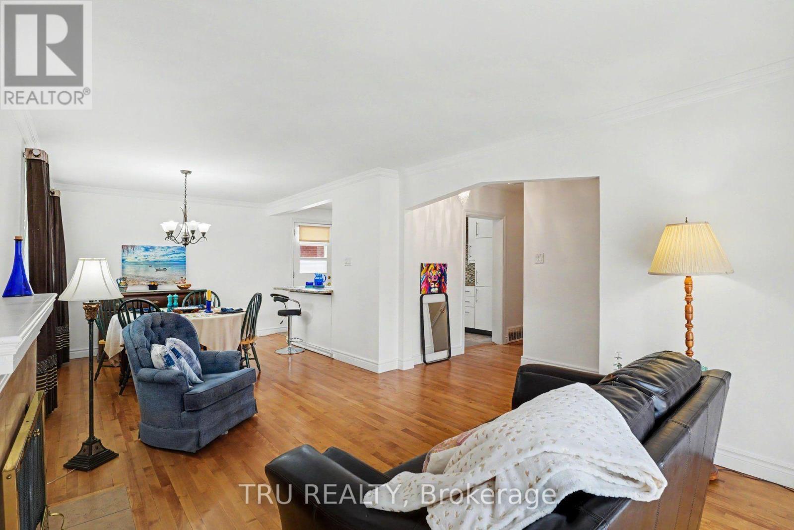 1908 Saunderson Drive, Ottawa, ON - Indoor Photo Showing Living Room