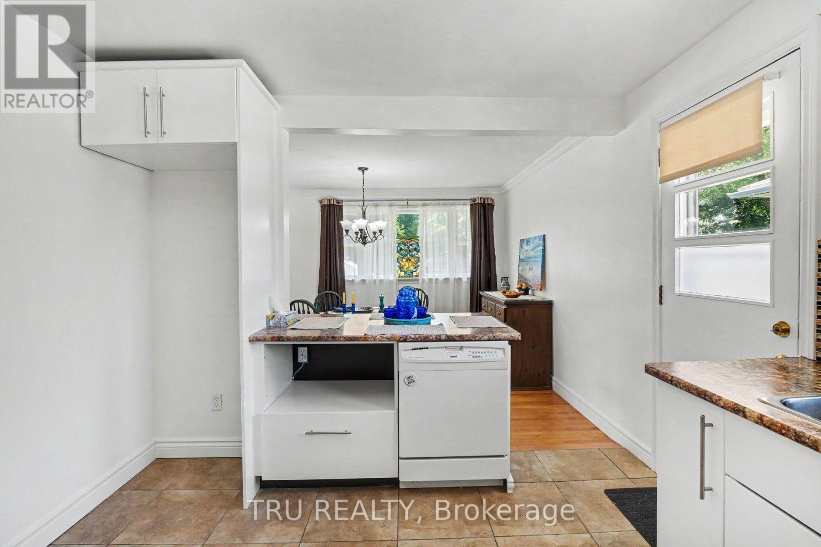 1908 Saunderson Drive, Ottawa, ON - Indoor Photo Showing Kitchen