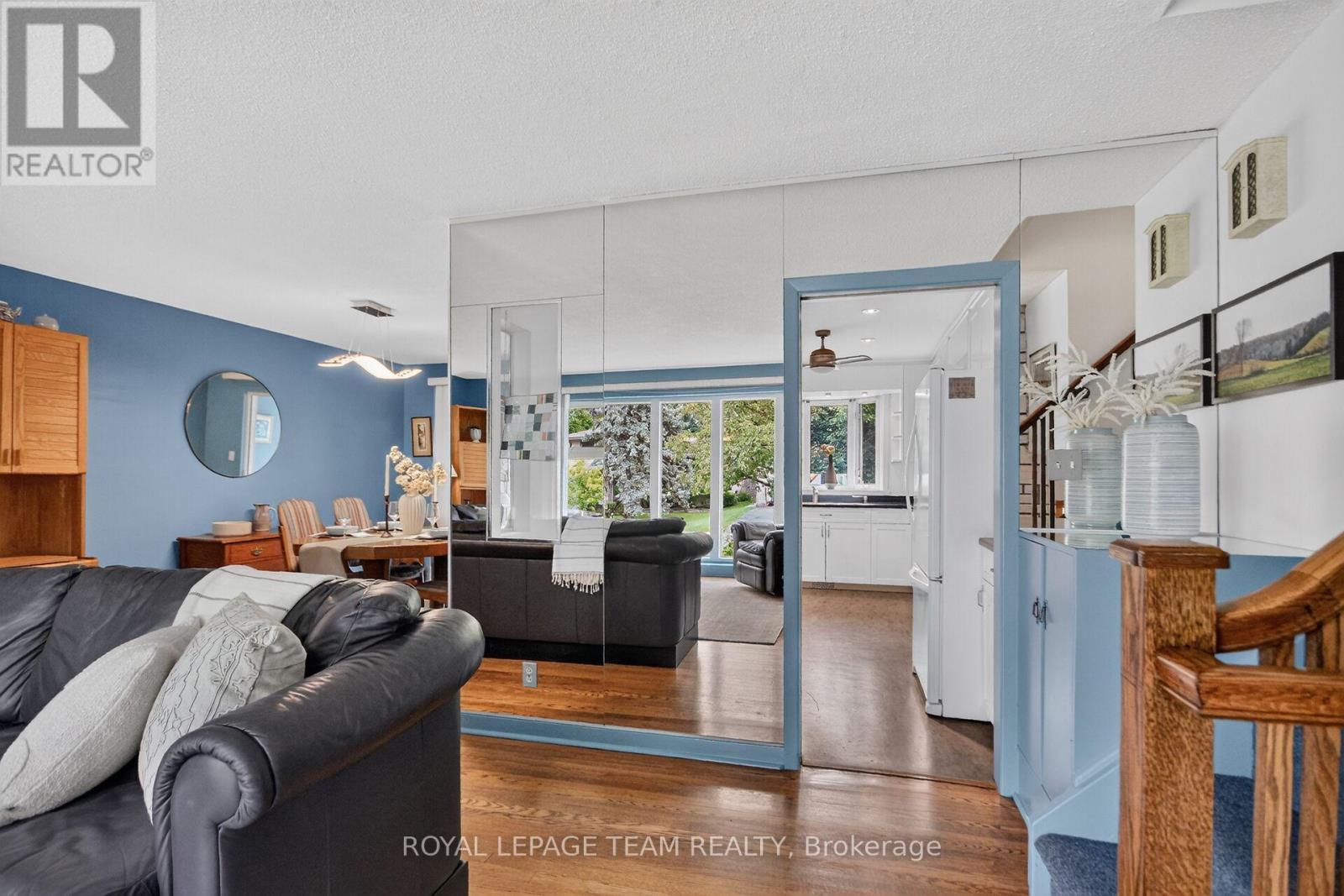 673 Golden Avenue, Ottawa, ON - Indoor Photo Showing Living Room