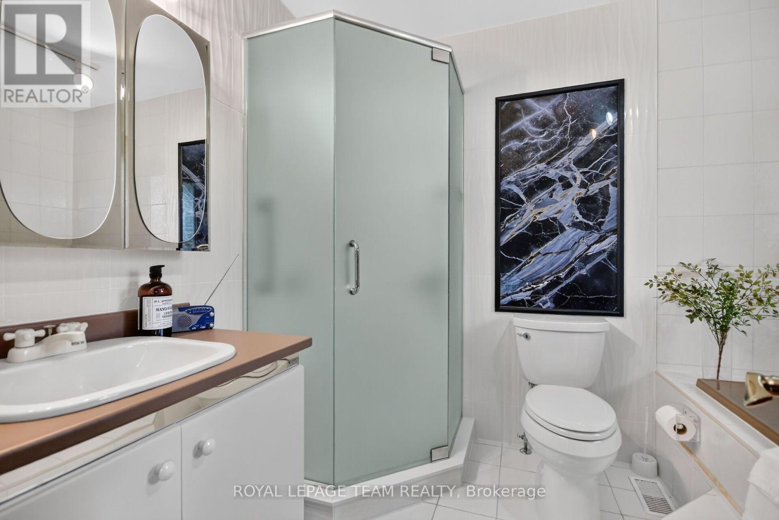 673 Golden Avenue, Ottawa, ON - Indoor Photo Showing Bathroom