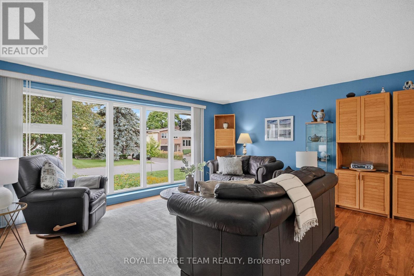 673 Golden Avenue, Ottawa, ON - Indoor Photo Showing Living Room