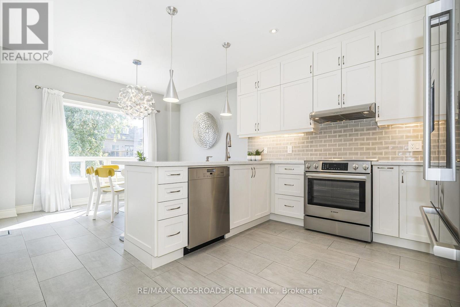 Chef's Kitchen! Bright & Spacious - 21A Brian Drive, Toronto, ON - Indoor Photo Showing Kitchen With Upgraded Kitchen