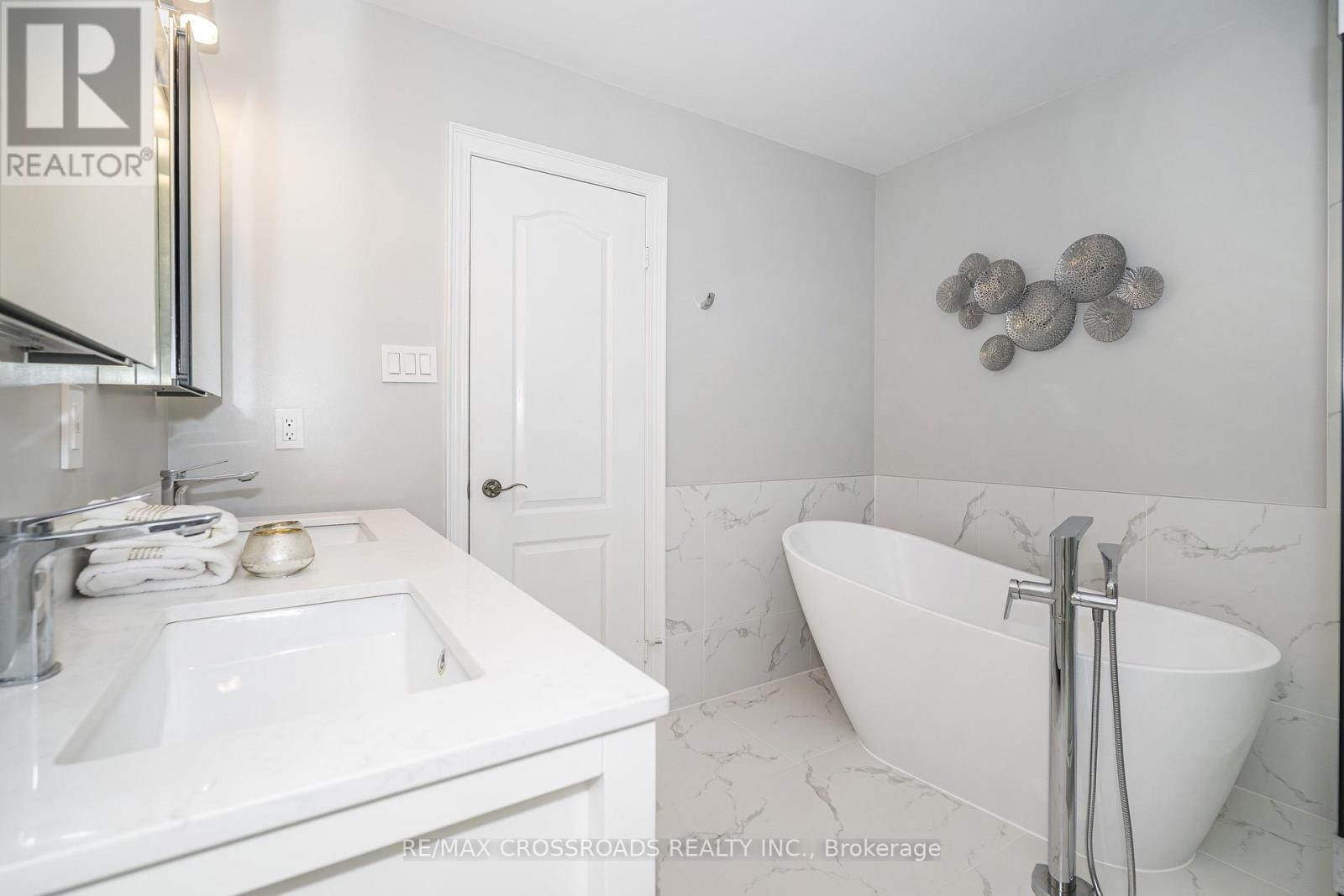 Relax and Unwind! - 21A Brian Drive, Toronto, ON - Indoor Photo Showing Bathroom