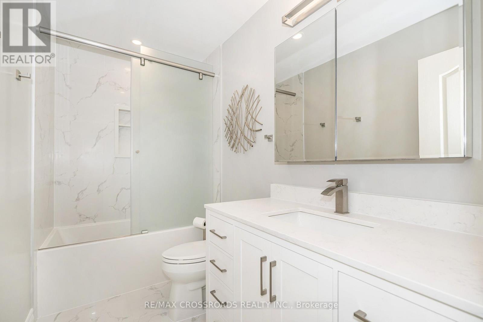 Modern Just Renovated 4 Pc Upper Bathroom - 21A Brian Drive, Toronto, ON - Indoor Photo Showing Bathroom