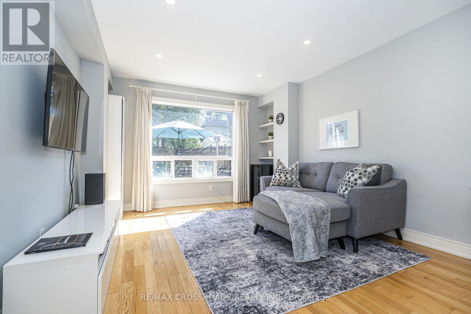 Sundrenched Private Views - 21A Brian Drive, Toronto, ON - Indoor Photo Showing Living Room