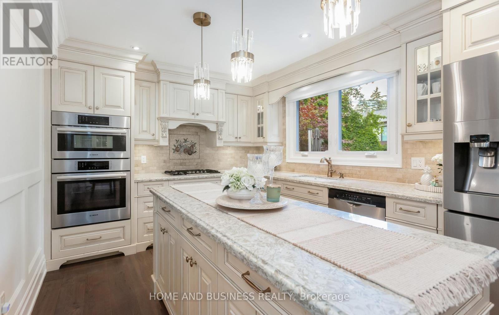 1335 Mississauga Road, Mississauga, ON - Indoor Photo Showing Kitchen With Upgraded Kitchen