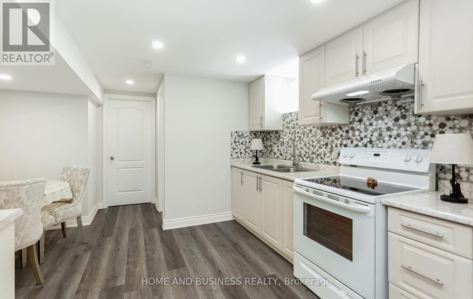 1335 Mississauga Road, Mississauga, ON - Indoor Photo Showing Kitchen With Double Sink