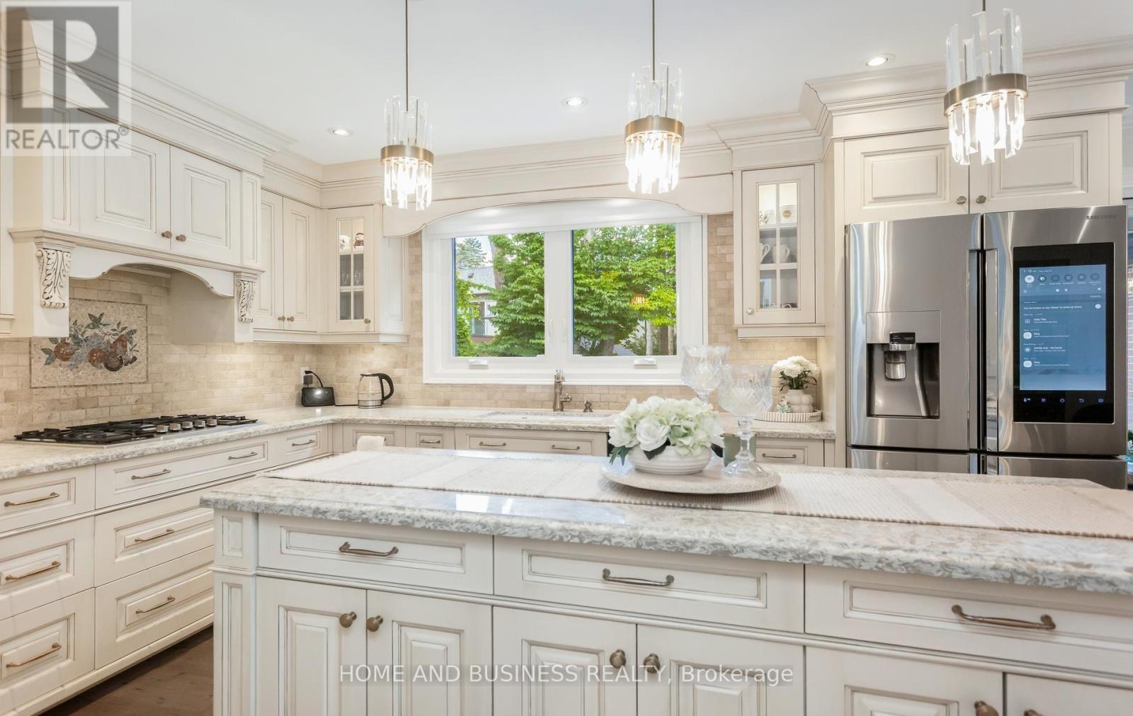 1335 Mississauga Road, Mississauga, ON - Indoor Photo Showing Kitchen With Upgraded Kitchen