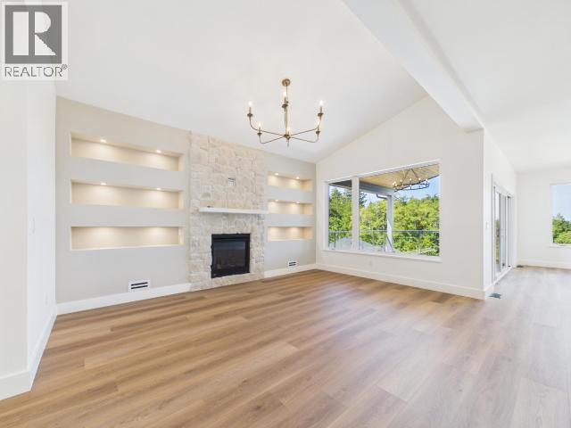 4835 Lesley Cres, Powell River, BC - Indoor Photo Showing Living Room With Fireplace
