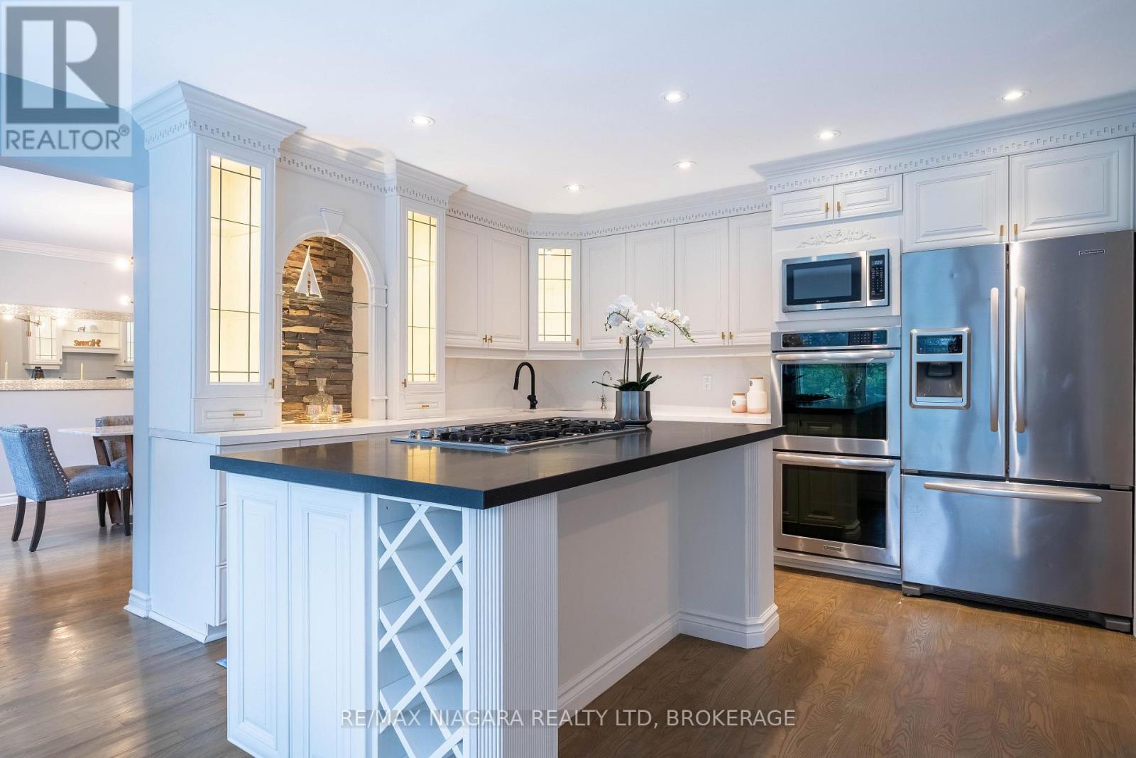 2 Aitken Circle, Markham (Unionville), ON - Indoor Photo Showing Kitchen With Upgraded Kitchen