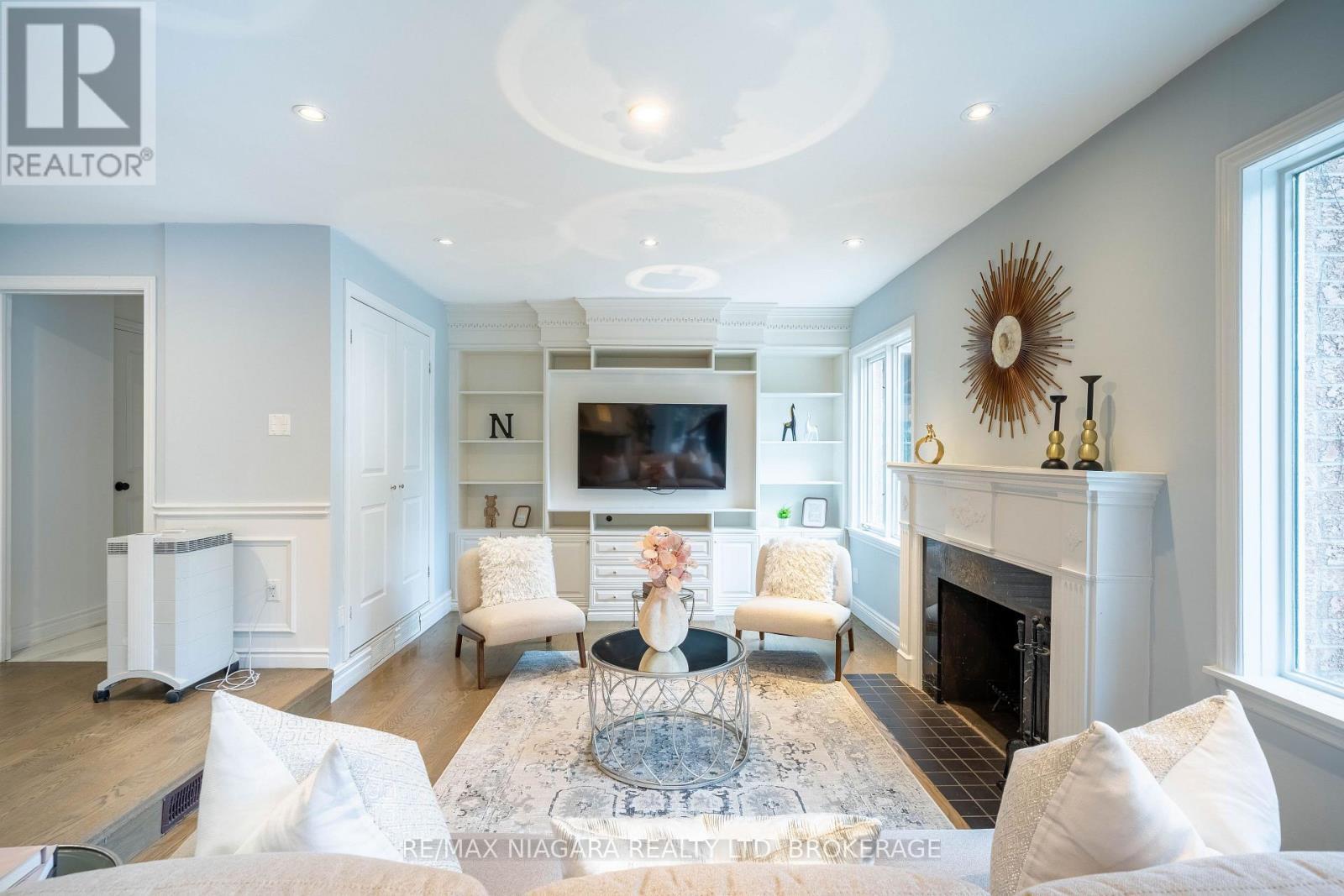 2 Aitken Circle, Markham (Unionville), ON - Indoor Photo Showing Living Room With Fireplace