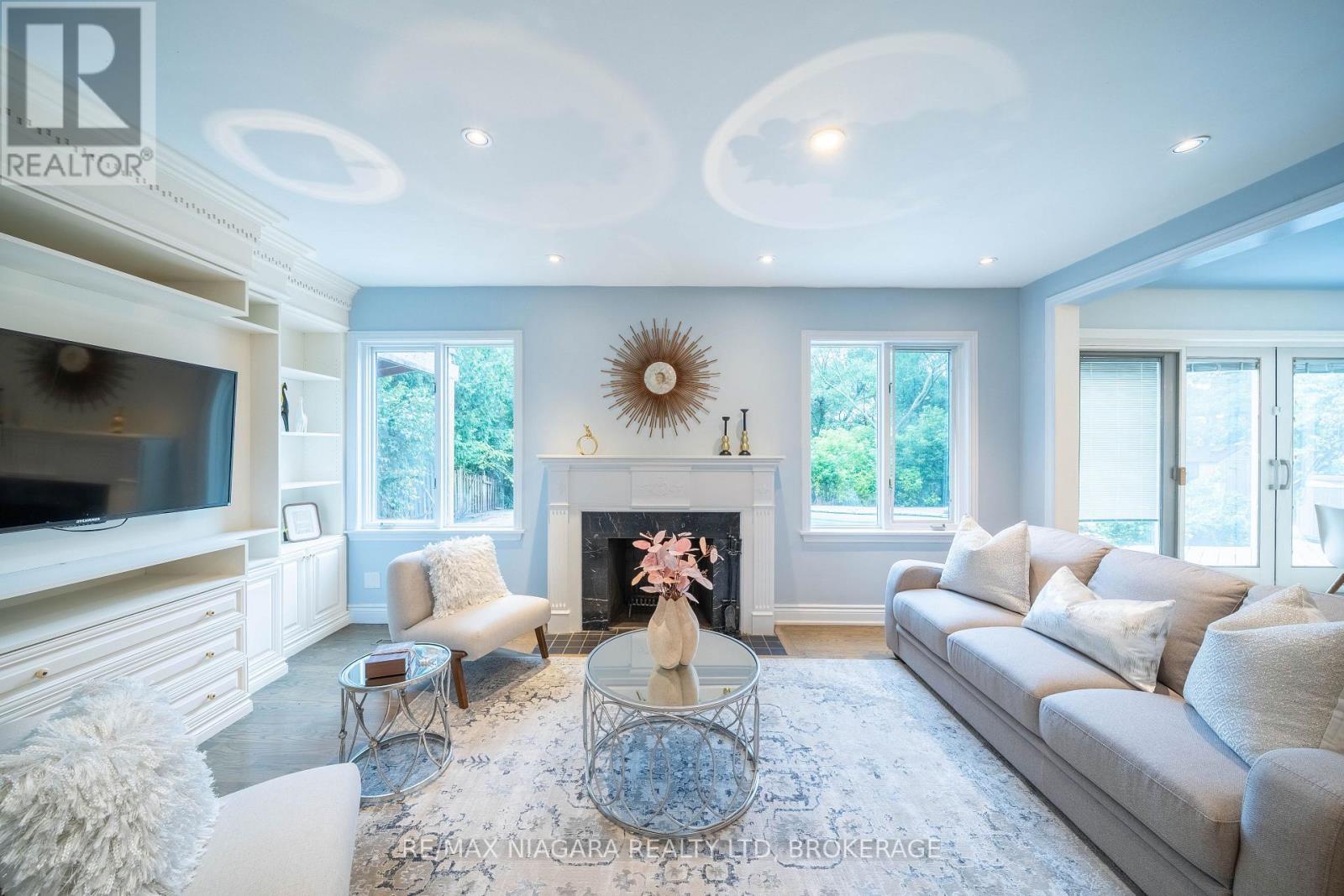 2 Aitken Circle, Markham (Unionville), ON - Indoor Photo Showing Living Room With Fireplace