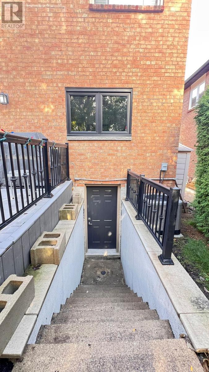 1534 Hollywell Avenue, Mississauga, ON - Outdoor With Exterior