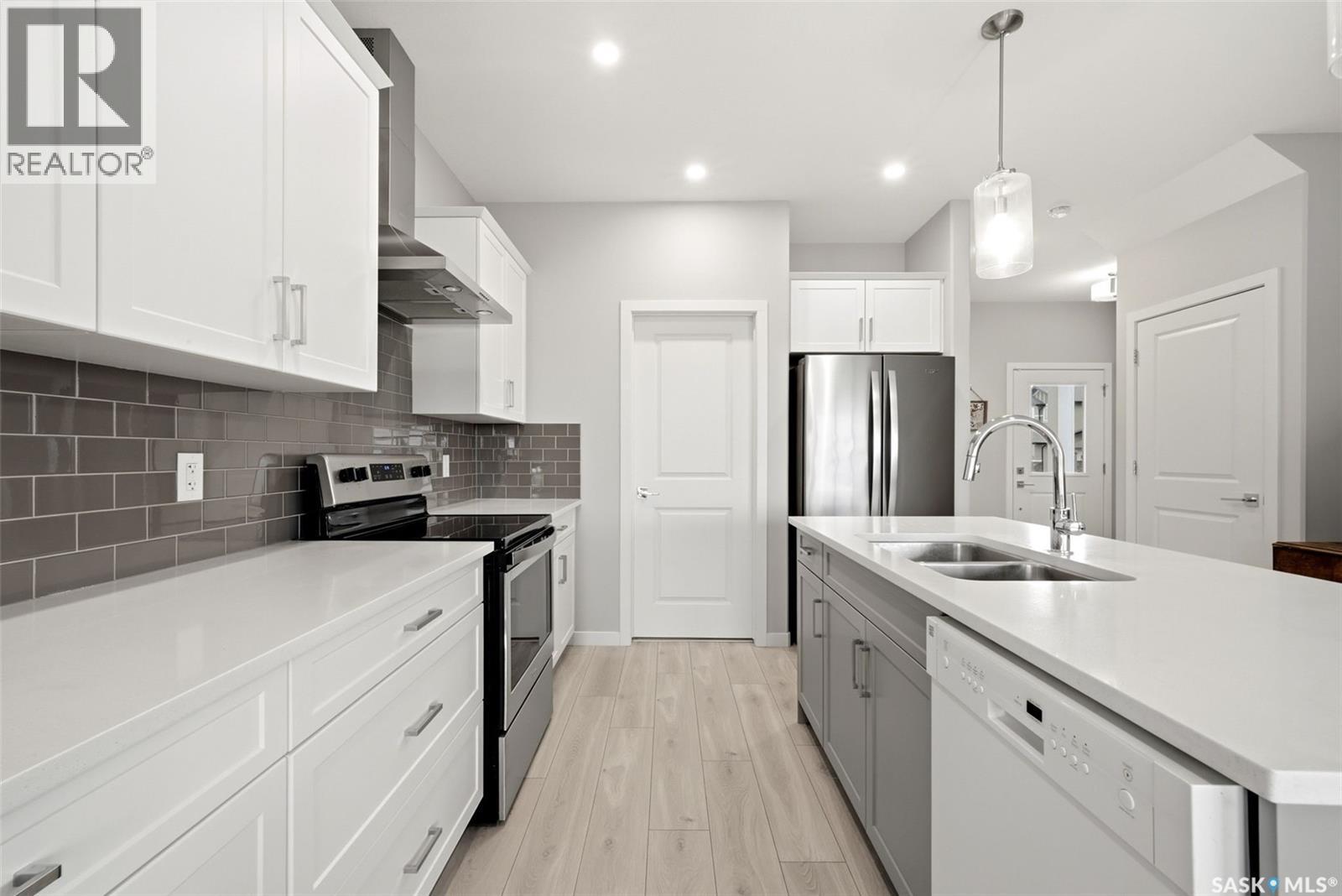 3886 Gee Crescent, Regina, SK - Indoor Photo Showing Kitchen With Double Sink With Upgraded Kitchen