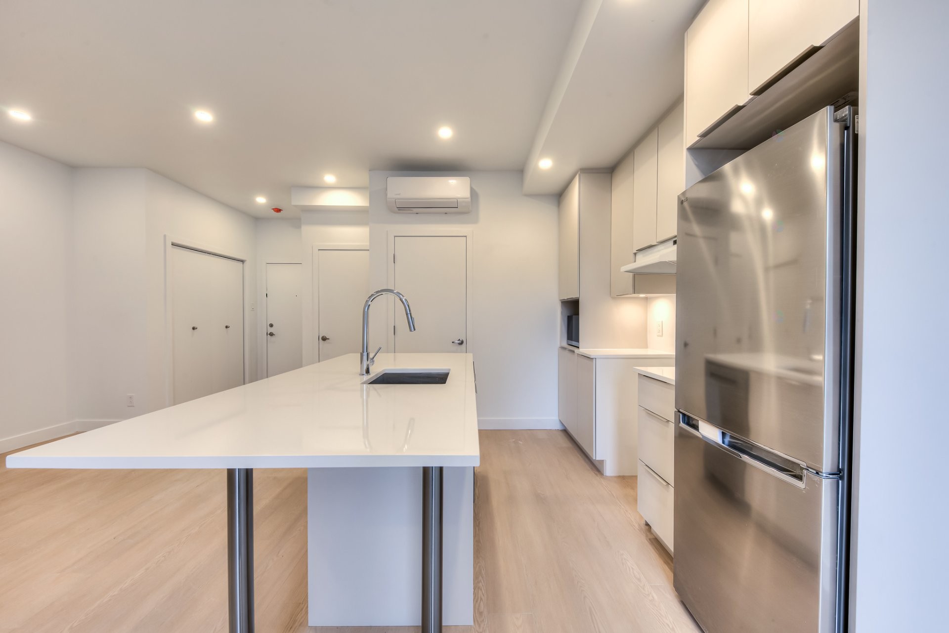 Kitchen - 218-2630 Rue Notre-Dame O., Montréal (Le Sud-Ouest), QC - Indoor Photo Showing Kitchen With Upgraded Kitchen
