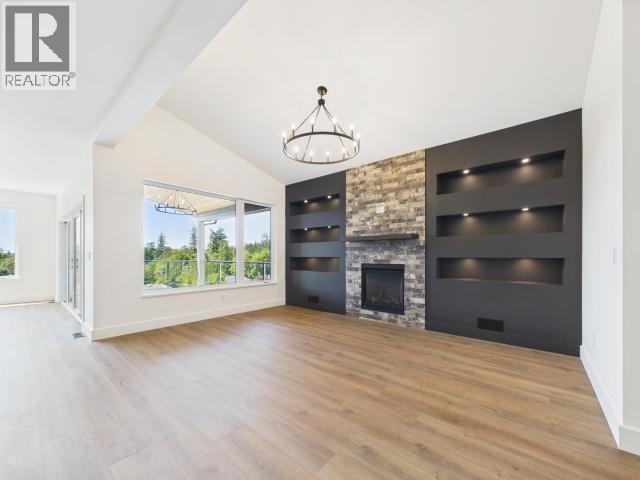4839 Lesley Cres, Powell River, BC - Indoor Photo Showing Living Room With Fireplace