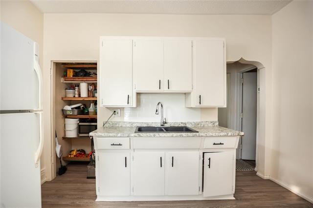 895 Alfred Ave, Winnipeg, MB - Indoor Photo Showing Kitchen With Double Sink