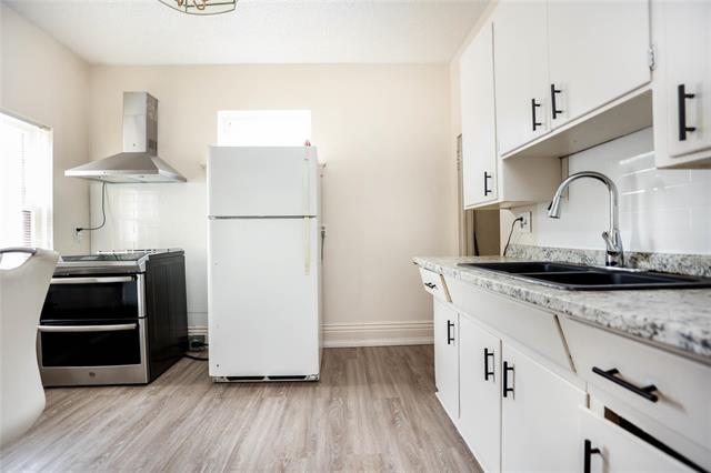 895 Alfred Ave, Winnipeg, MB - Indoor Photo Showing Kitchen With Double Sink