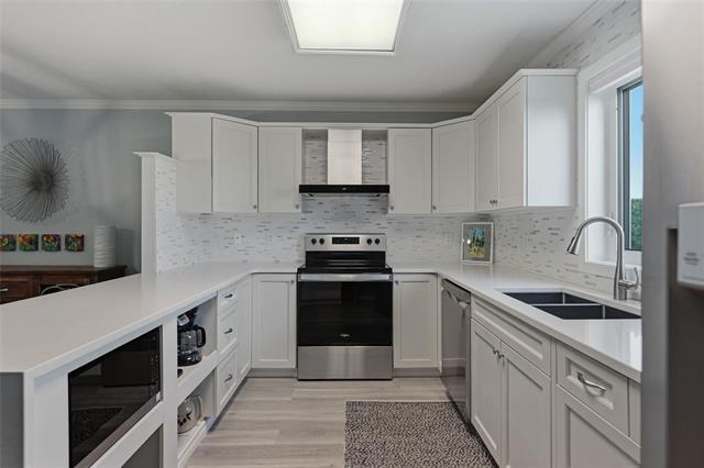 308-70 Dunkirk Dr, Winnipeg, MB - Indoor Photo Showing Kitchen With Double Sink With Upgraded Kitchen