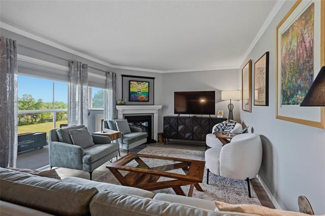308-70 Dunkirk Dr, Winnipeg, MB - Indoor Photo Showing Living Room With Fireplace
