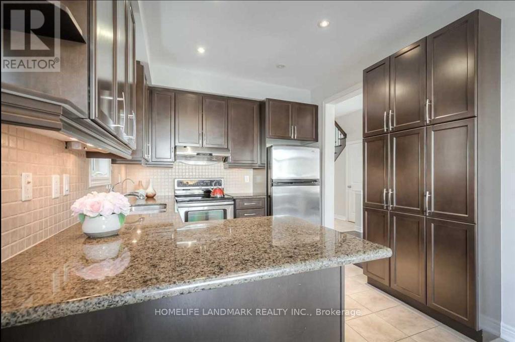 77 Reynolds Crescent, Aurora, ON - Indoor Photo Showing Kitchen With Upgraded Kitchen