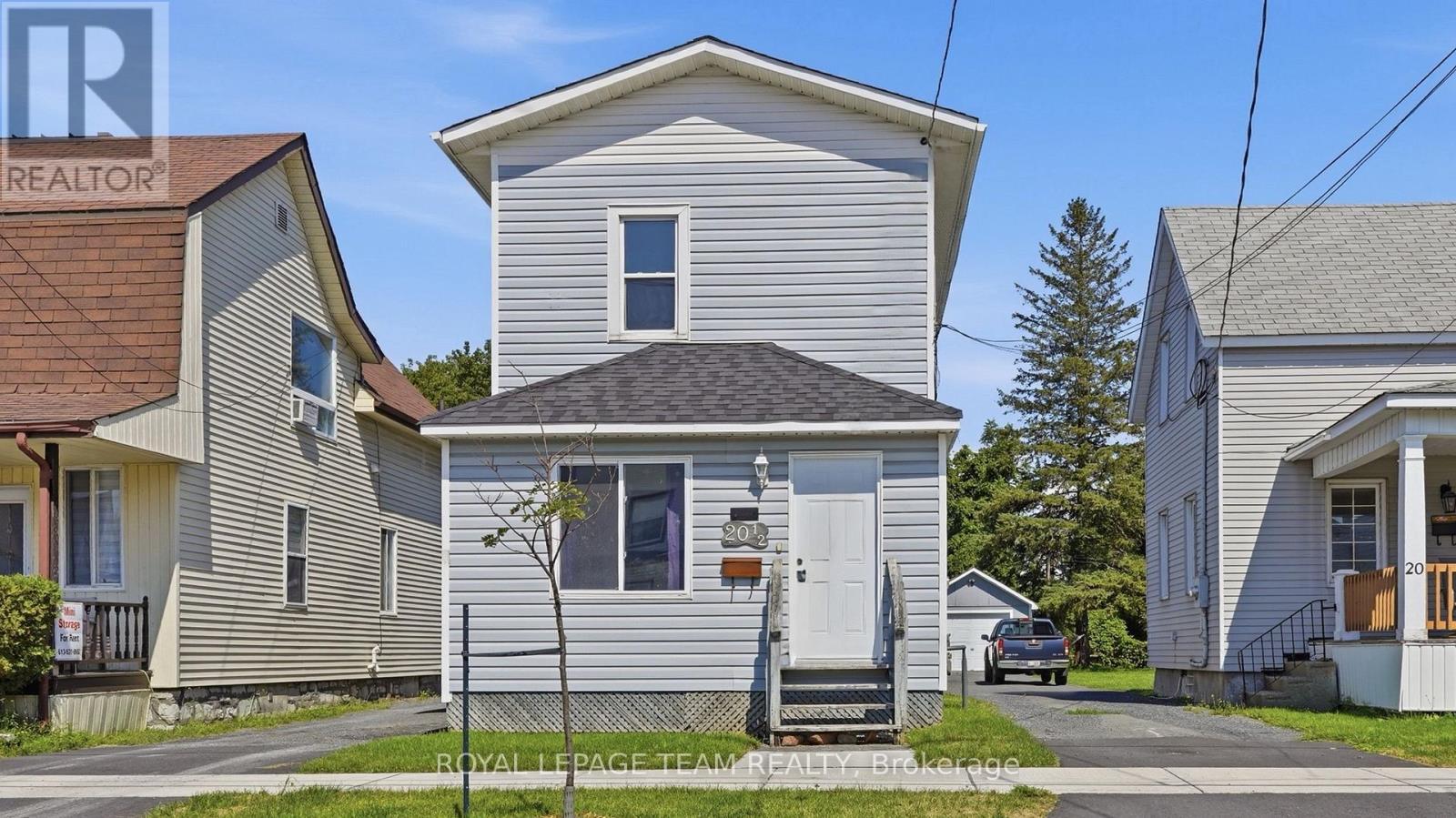 20 1/2 Lawrence Avenue, Cornwall, ON - Outdoor With Facade