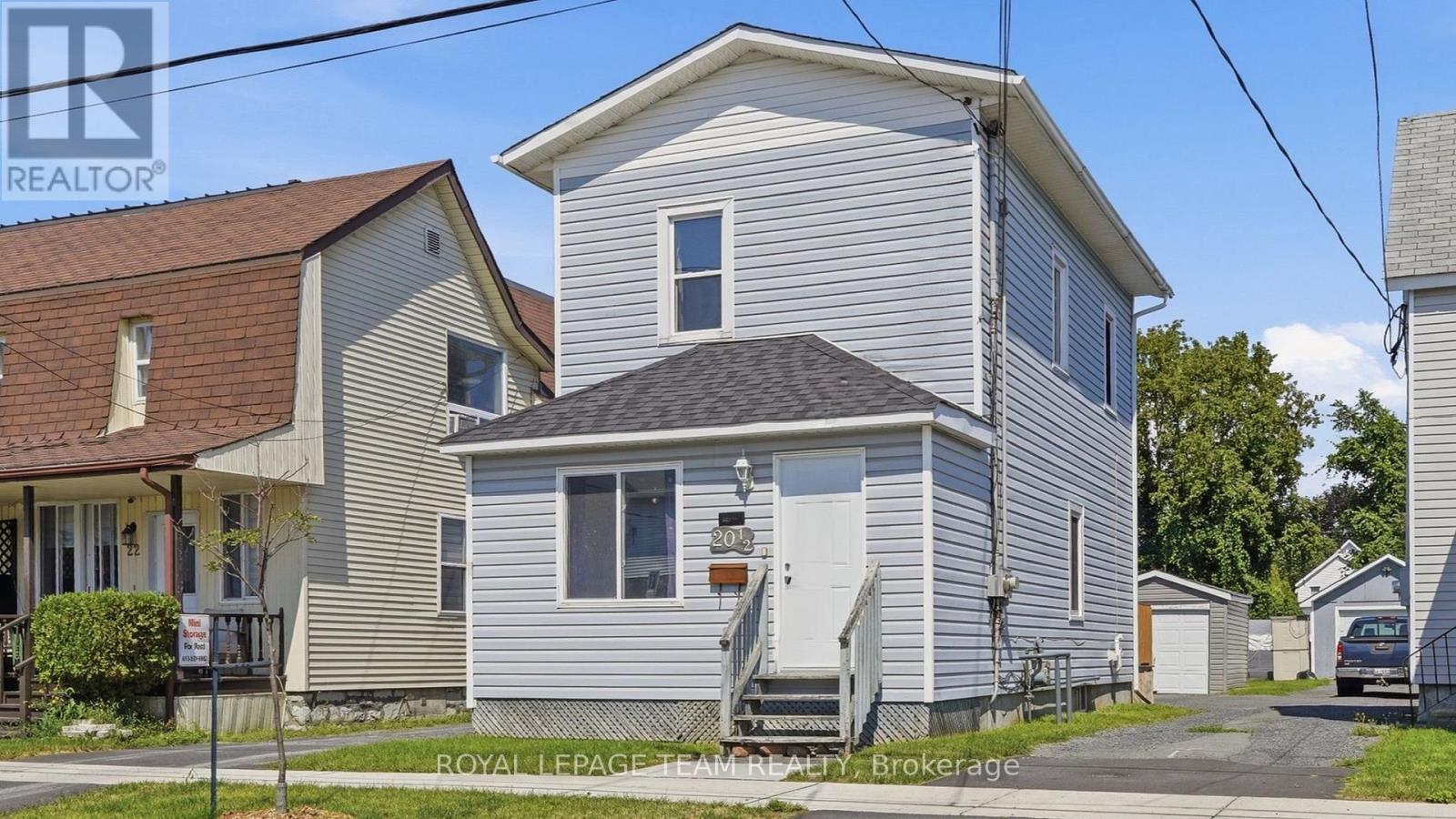 20 1/2 Lawrence Avenue, Cornwall, ON - Outdoor With Facade