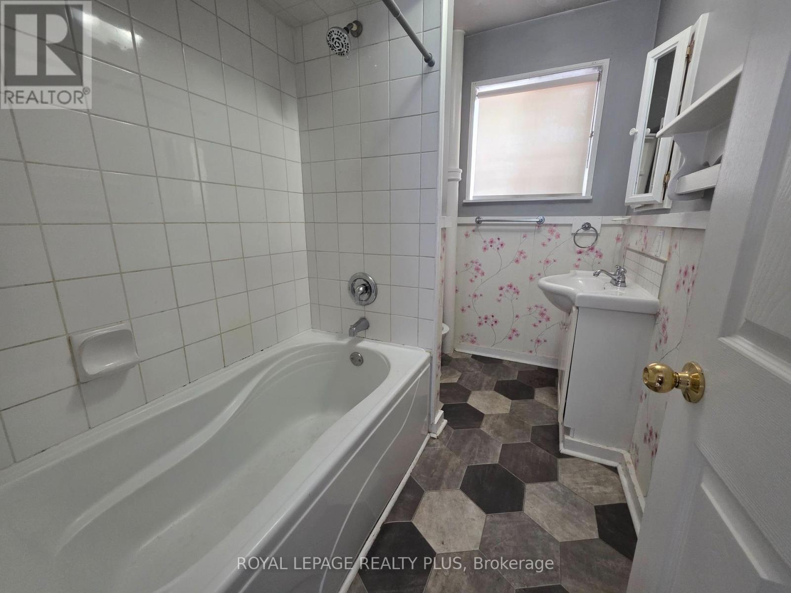 51 Edinburgh Avenue, Hamilton, ON - Indoor Photo Showing Bathroom