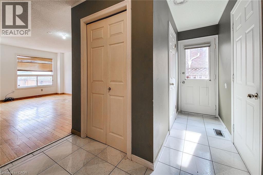 126 Fairington Crescent, Hamilton, ON - Indoor Photo Showing Other Room