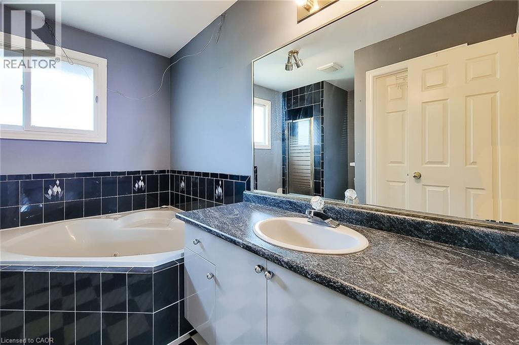 126 Fairington Crescent, Hamilton, ON - Indoor Photo Showing Bathroom