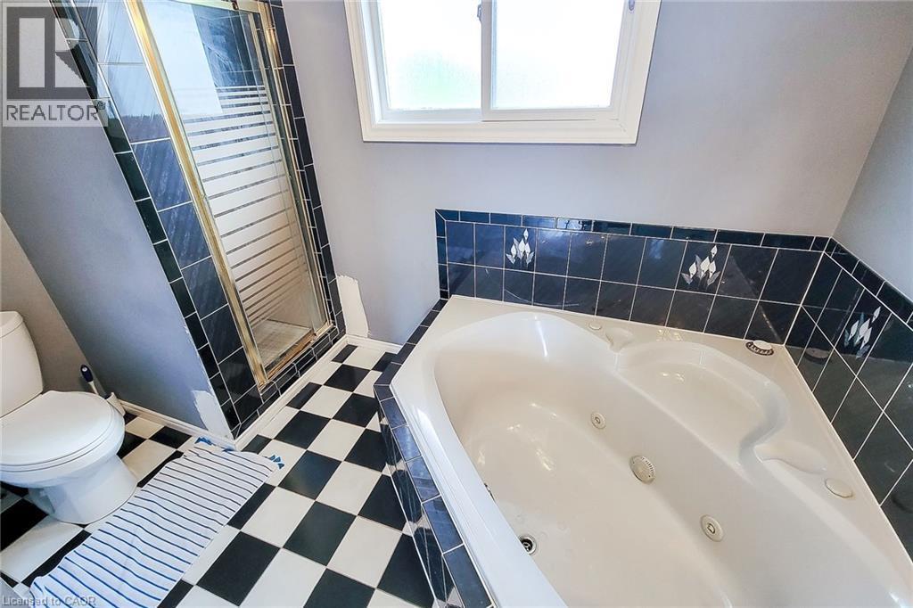 126 Fairington Crescent, Hamilton, ON - Indoor Photo Showing Bathroom