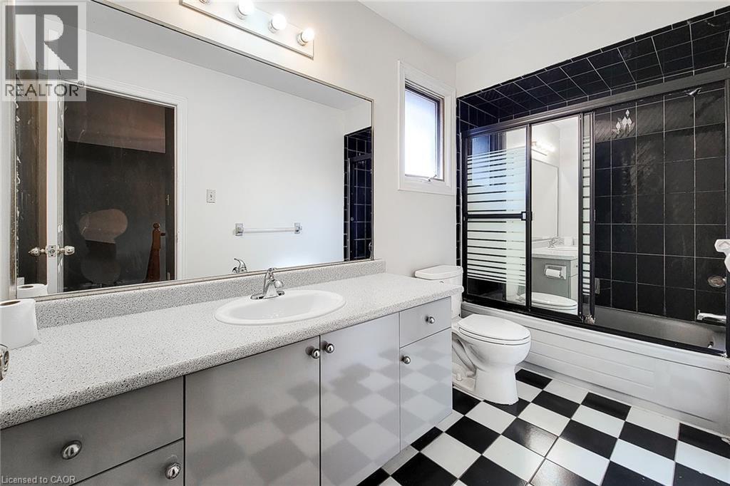 126 Fairington Crescent, Hamilton, ON - Indoor Photo Showing Bathroom