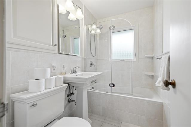 424 Dunrobin Ave, Winnipeg, MB - Indoor Photo Showing Bathroom