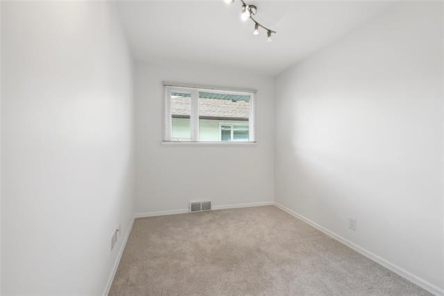 424 Dunrobin Ave, Winnipeg, MB - Indoor Photo Showing Other Room