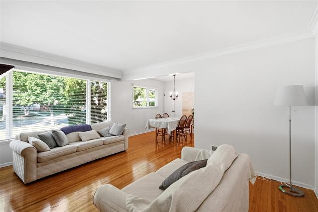 424 Dunrobin Ave, Winnipeg, MB - Indoor Photo Showing Living Room