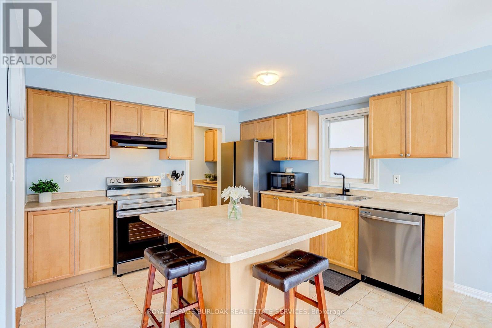 672 Mceastern Path, Milton, ON - Indoor Photo Showing Kitchen