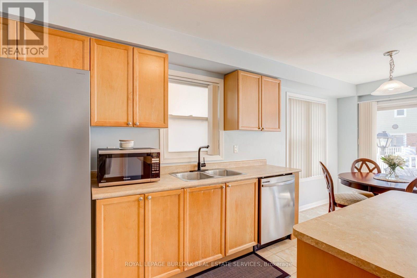 672 Mceastern Path, Milton, ON - Indoor Photo Showing Kitchen With Double Sink