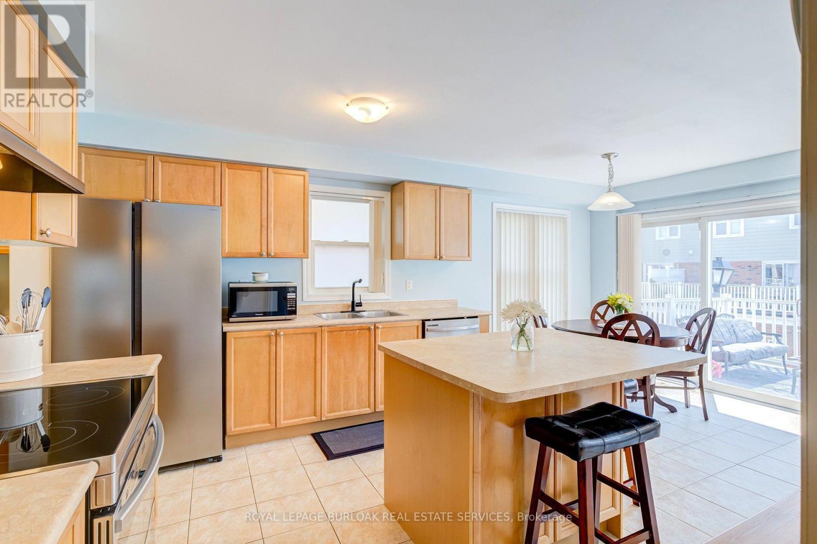 672 Mceastern Path, Milton, ON - Indoor Photo Showing Kitchen