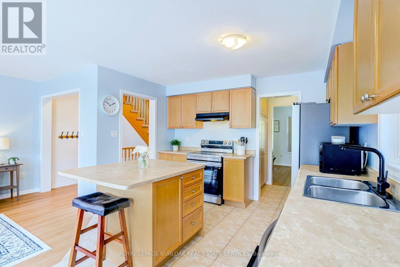 672 Mceastern Path, Milton, ON - Indoor Photo Showing Kitchen With Double Sink