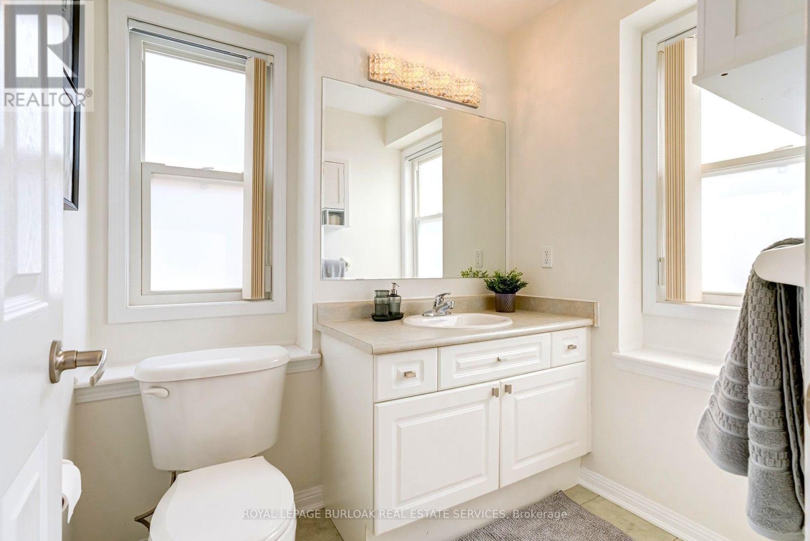 672 Mceastern Path, Milton, ON - Indoor Photo Showing Bathroom