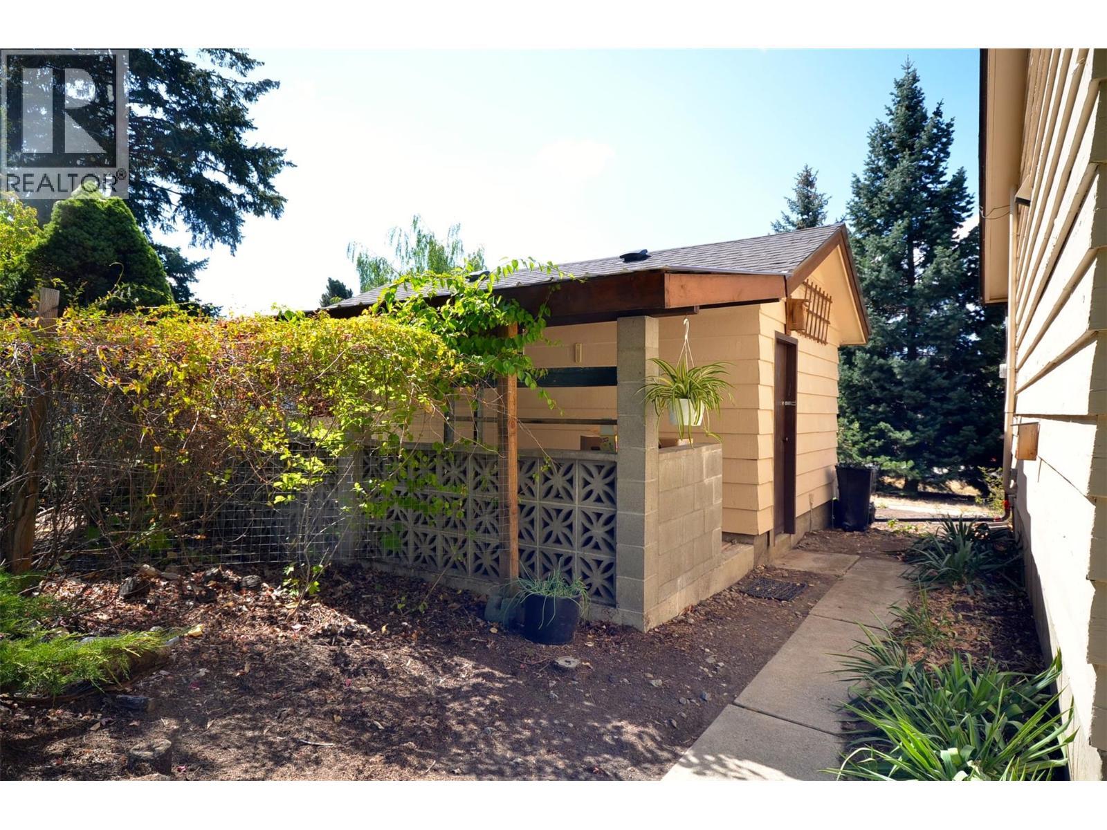 7609 Cunliffe Road, Coldstream, BC - Outdoor