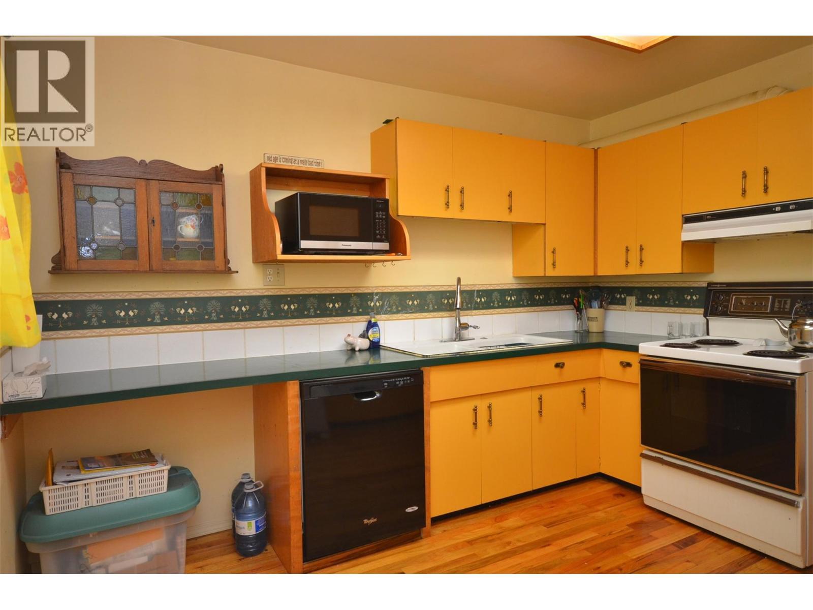 7609 Cunliffe Road, Coldstream, BC - Indoor Photo Showing Kitchen