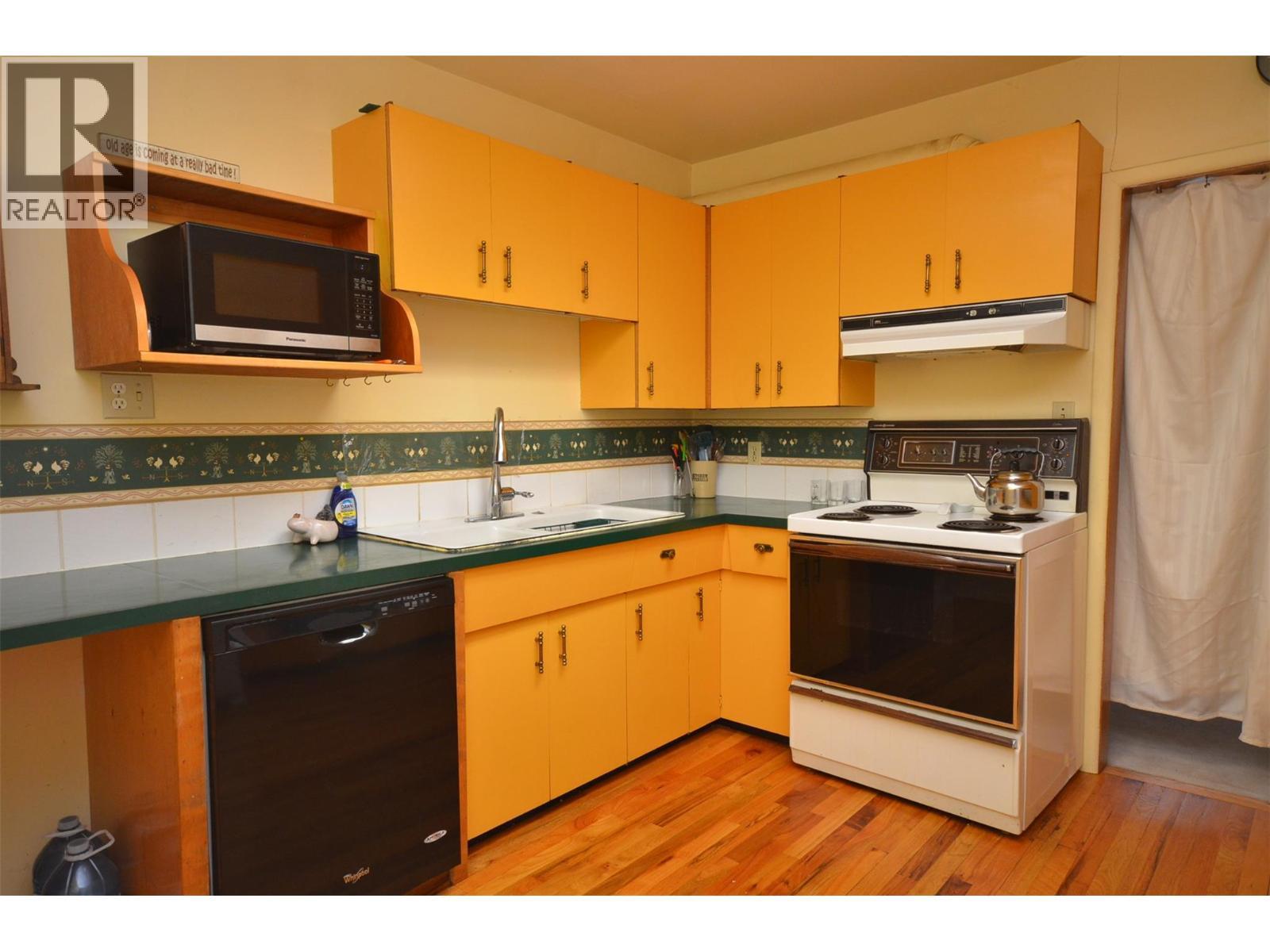 7609 Cunliffe Road, Coldstream, BC - Indoor Photo Showing Kitchen