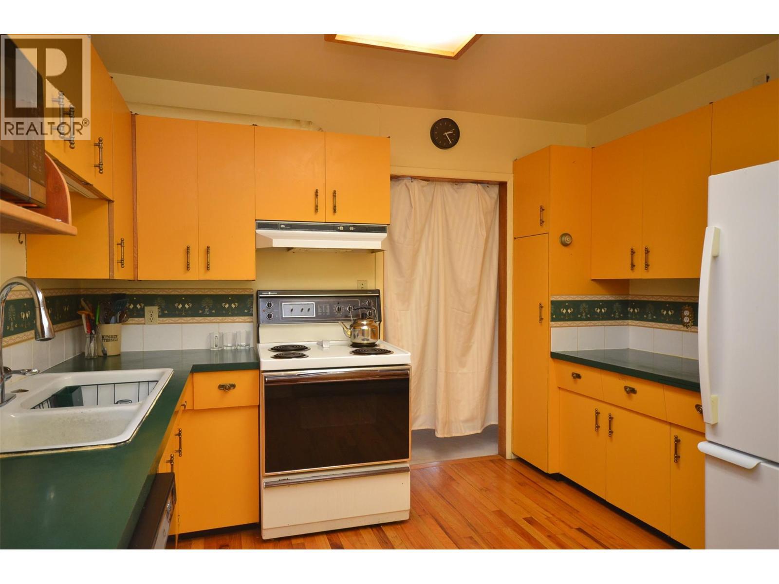 7609 Cunliffe Road, Coldstream, BC - Indoor Photo Showing Kitchen