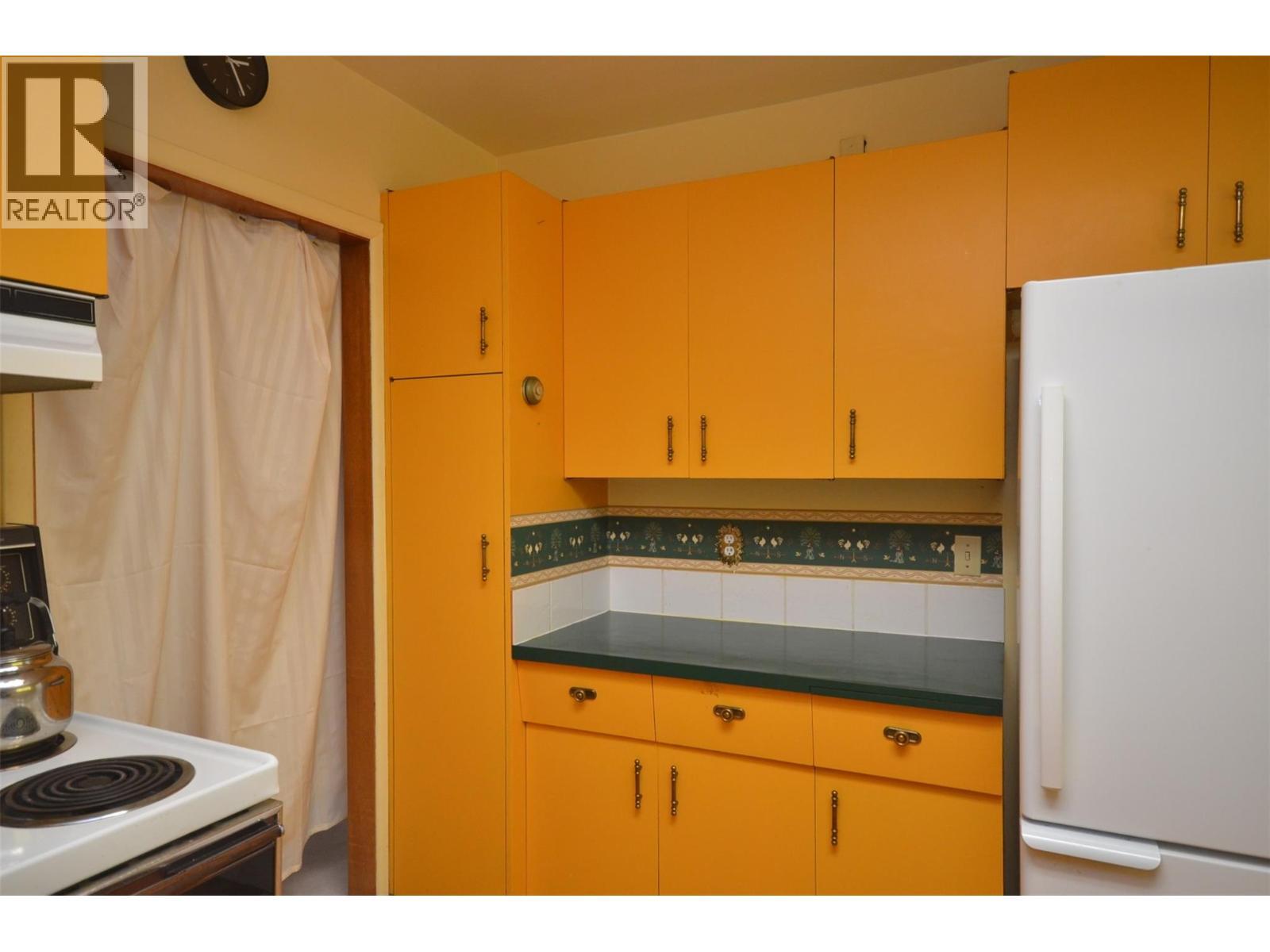 7609 Cunliffe Road, Coldstream, BC - Indoor Photo Showing Kitchen