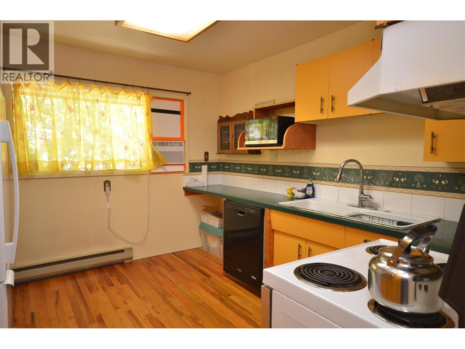 7609 Cunliffe Road, Coldstream, BC - Indoor Photo Showing Kitchen