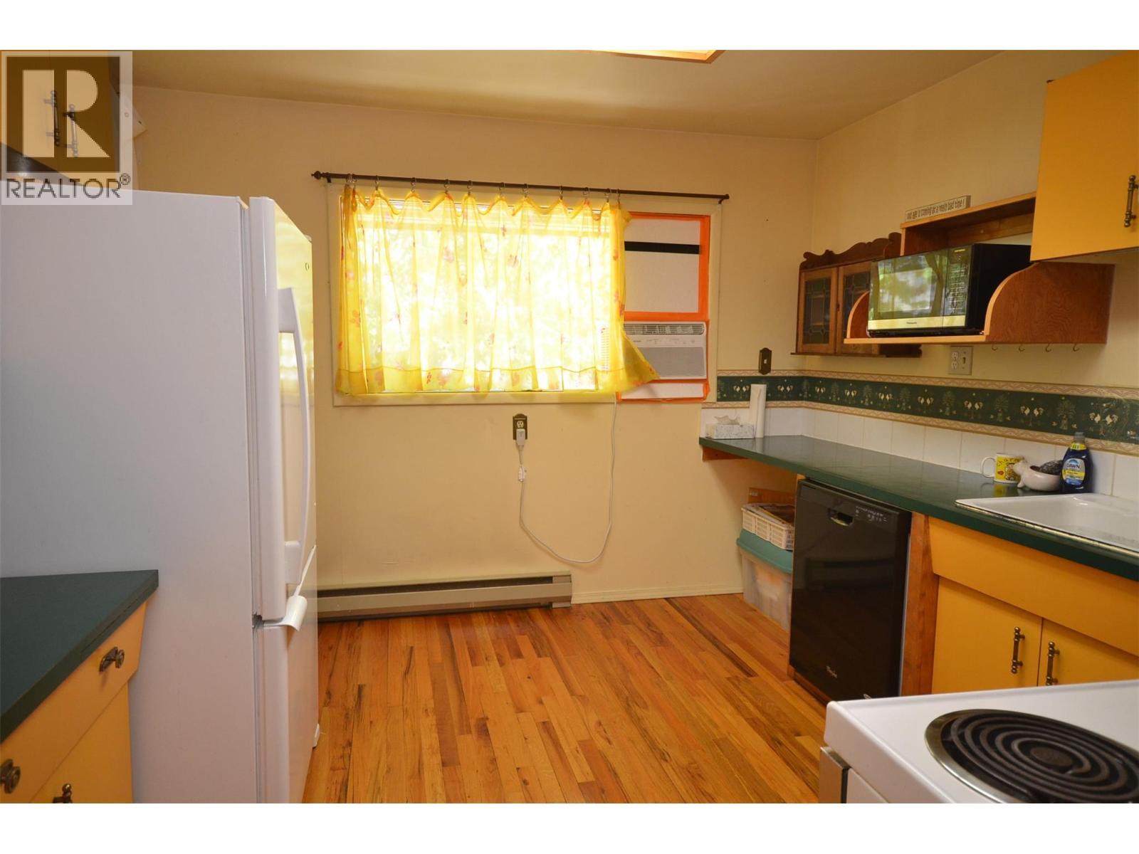 7609 Cunliffe Road, Coldstream, BC - Indoor Photo Showing Kitchen