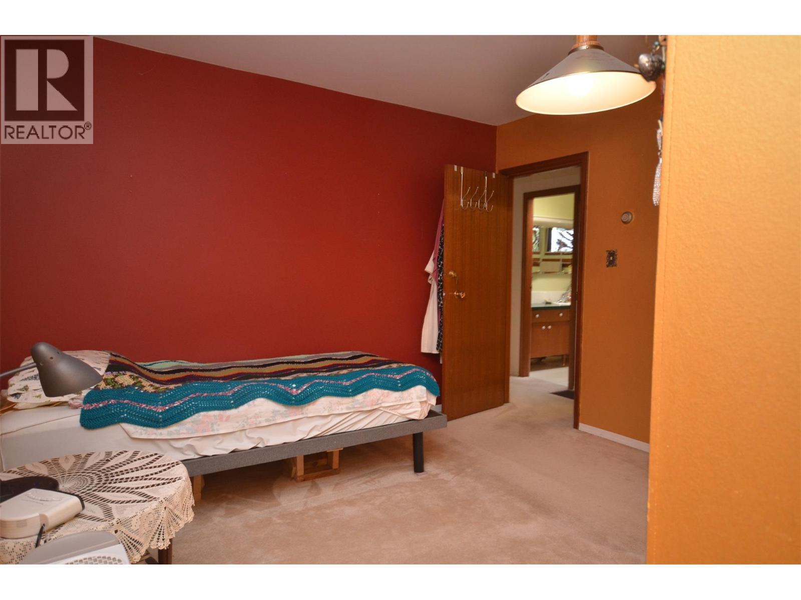 7609 Cunliffe Road, Coldstream, BC - Indoor Photo Showing Bedroom